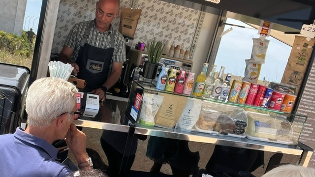 L’ex cuoco che prepara caffè specialty su un’ape in giro per il Salento   Salento